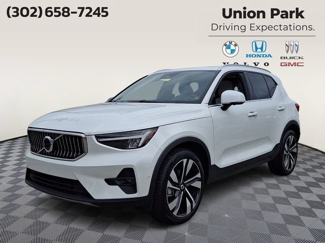 2024 Volvo XC40 B5 Plus Bright Theme