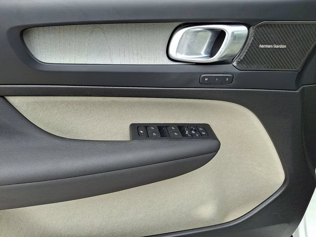 2024 Volvo XC40 B5 Plus Bright Theme