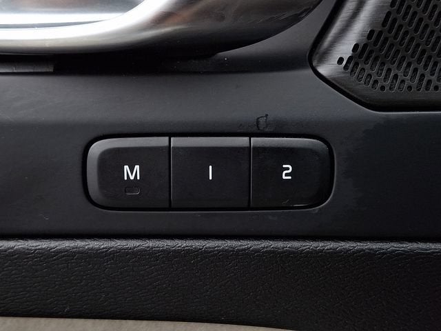 2024 Volvo XC40 B5 Plus Bright Theme