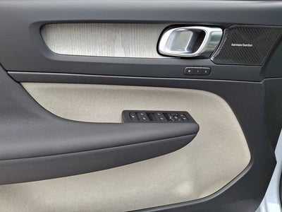 2024 Volvo XC40 B5 Plus Dark Theme