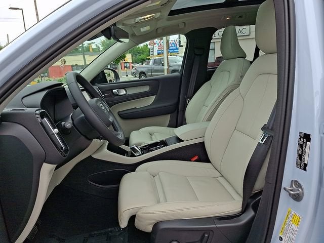 2024 Volvo XC40 B5 Plus Dark Theme