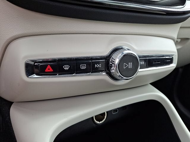 2024 Volvo XC40 B5 Plus Dark Theme