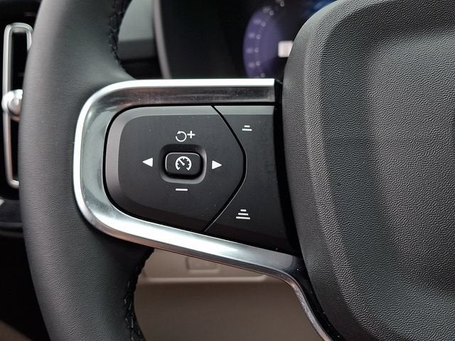 2024 Volvo XC40 B5 Plus Dark Theme