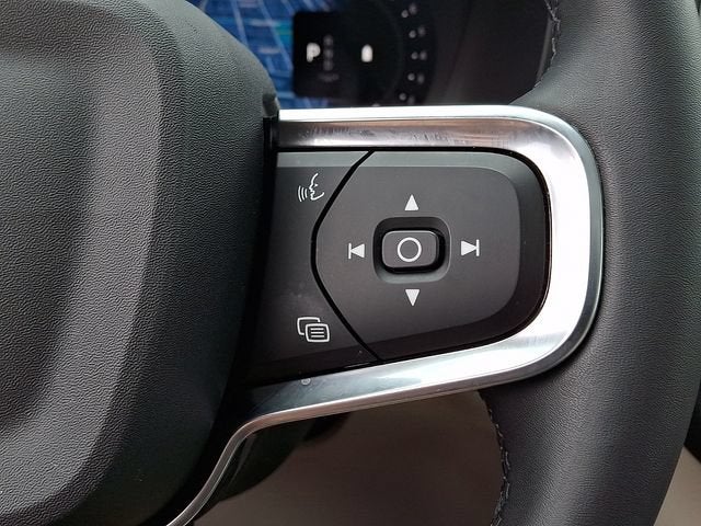 2024 Volvo XC40 B5 Plus Dark Theme