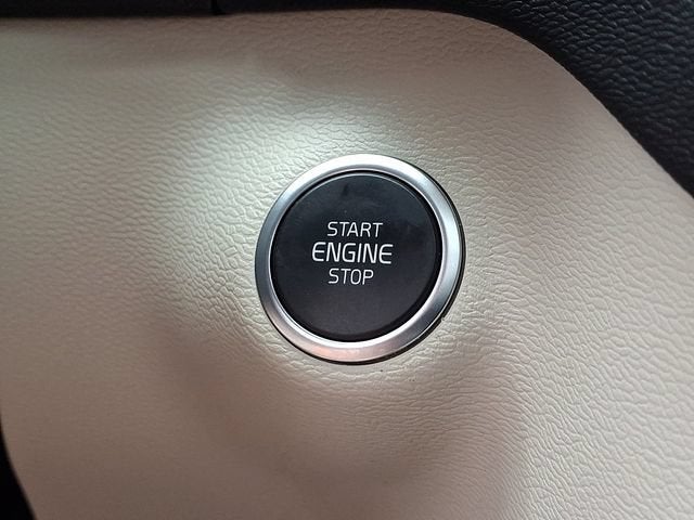 2024 Volvo XC40 B5 Plus Dark Theme