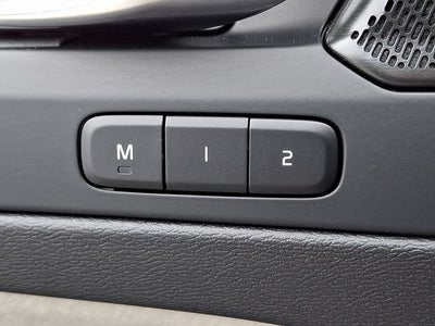 2024 Volvo XC40 B5 Plus Dark Theme