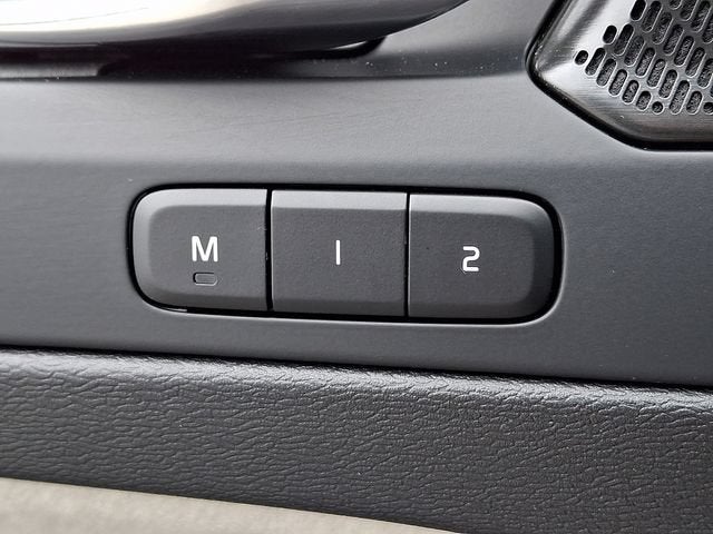 2024 Volvo XC40 B5 Plus Dark Theme