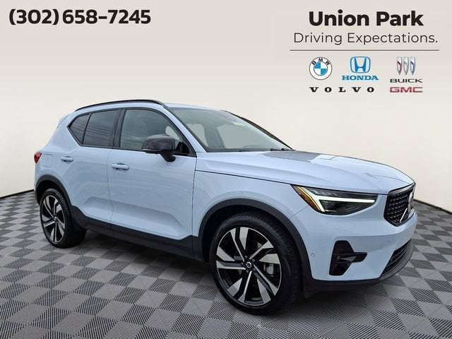 2024 Volvo XC40 B5 Plus Dark Theme