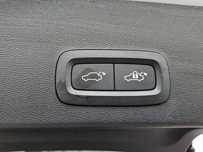 2024 Volvo XC40 B5 Plus Dark Theme
