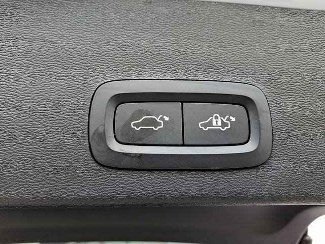2024 Volvo XC40 B5 Plus Dark Theme
