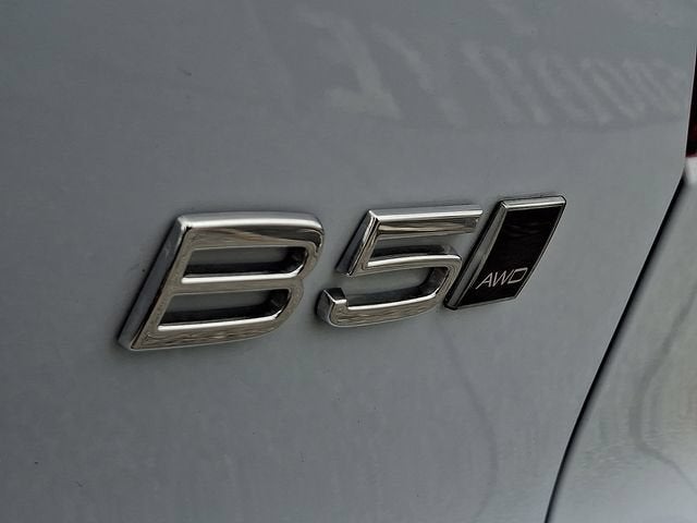 2024 Volvo XC40 B5 Plus Dark Theme