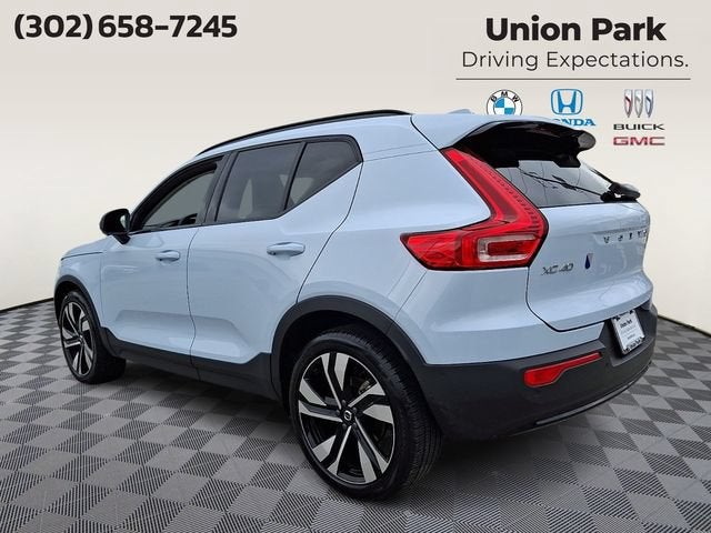 2024 Volvo XC40 B5 Plus Dark Theme