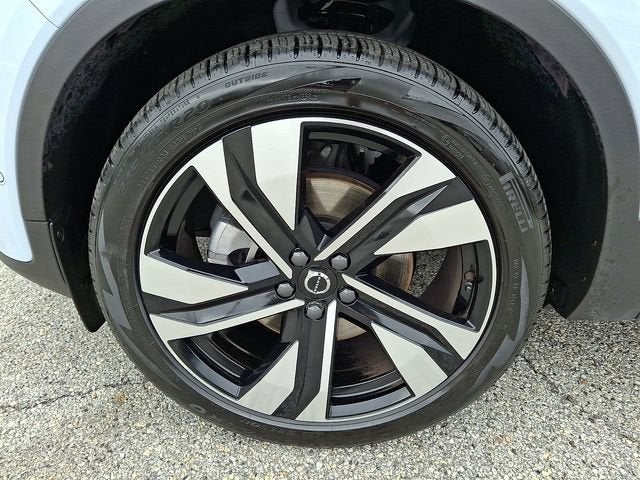 2024 Volvo XC40 B5 Plus Dark Theme