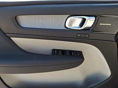 2024 Volvo XC40 Ultimate Dark Theme