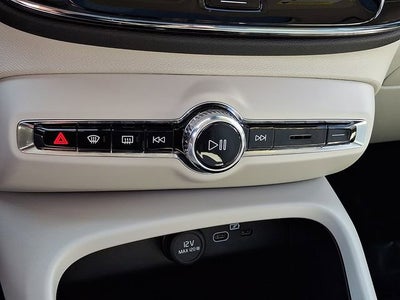 2024 Volvo XC40 Ultimate Dark Theme