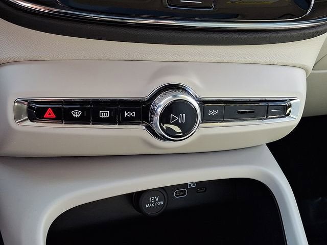 2024 Volvo XC40 Ultimate Dark Theme