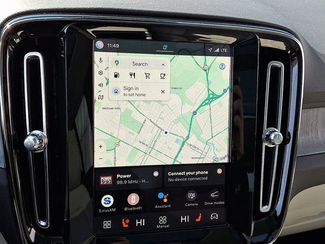 2024 Volvo XC40 Ultimate Dark Theme