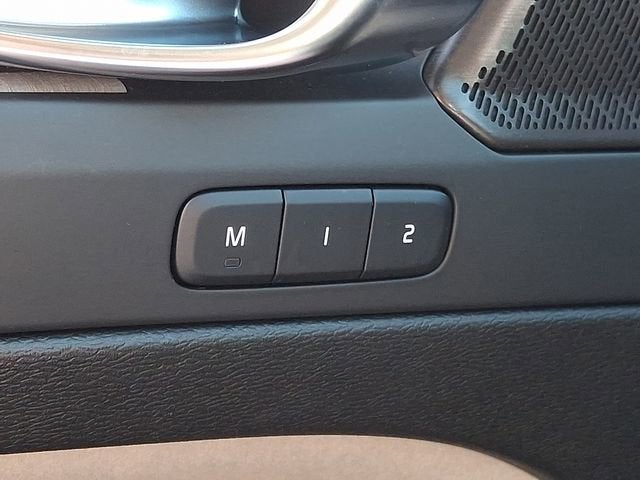 2024 Volvo XC40 Ultimate Dark Theme