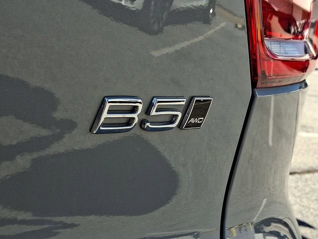 2024 Volvo XC40 Ultimate Dark Theme