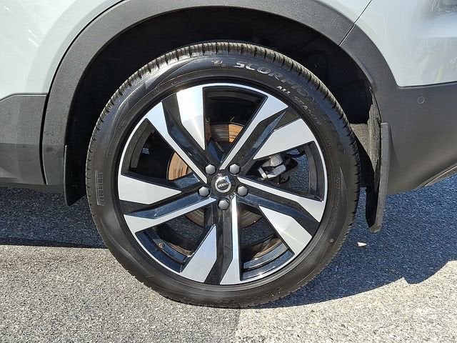 2024 Volvo XC40 Ultimate Dark Theme