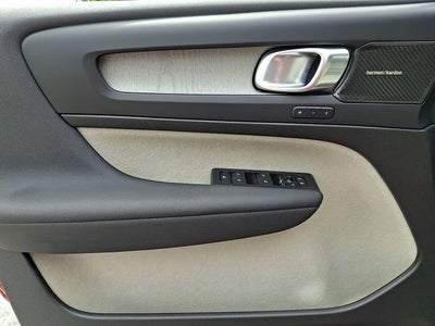 2023 Volvo XC40 Plus Dark Theme