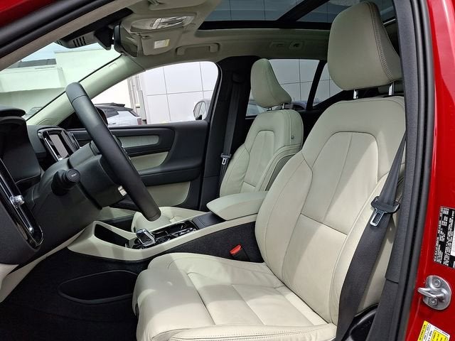 2023 Volvo XC40 Plus Dark Theme