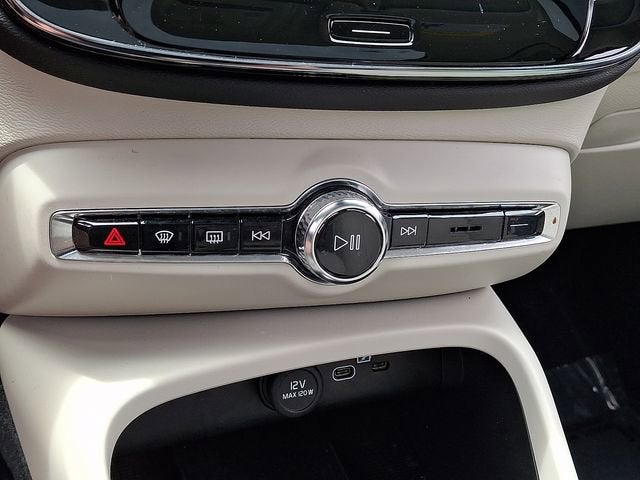 2023 Volvo XC40 Plus Dark Theme