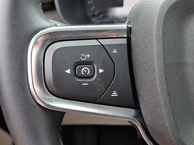 2023 Volvo XC40 Plus Dark Theme
