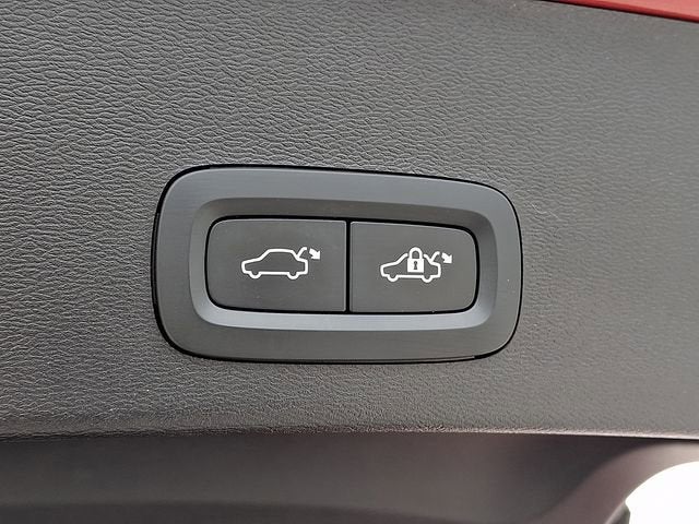 2023 Volvo XC40 Plus Dark Theme