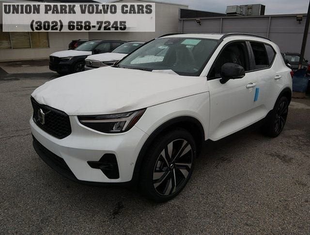 2023 Volvo XC40 B5 Plus Dark AWD's photo